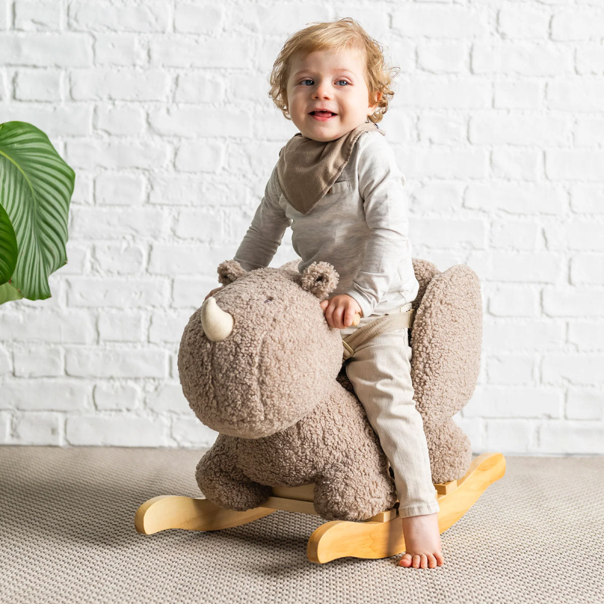 dondolo rinoceronte taupe in legno e peluche - 60x30x45cm