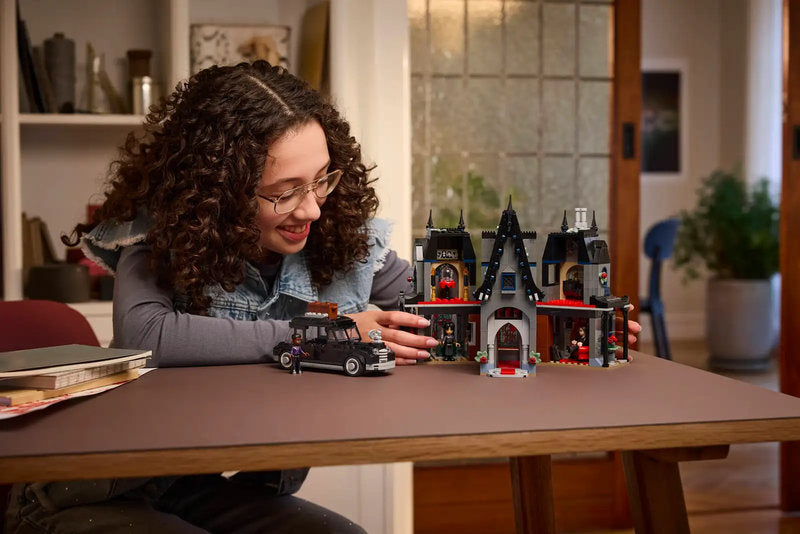LEGO Wednesday 76786 il cottage di morticia
