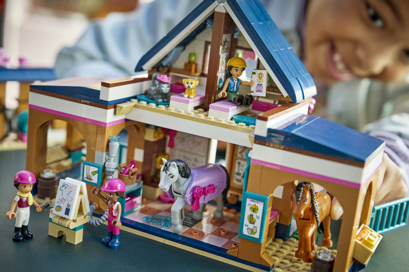 LEGO Friends 42688 scuderia e accademia di equitazione